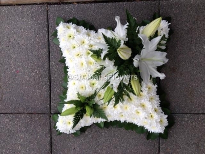 Based Cushion Green egde and White lily