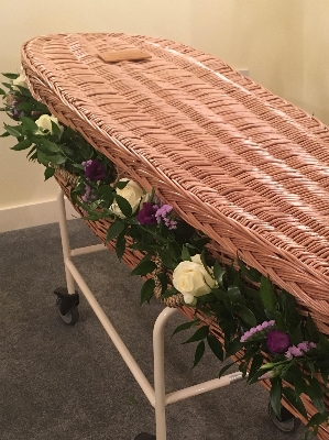 Garland for wicker Coffin